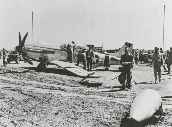 44 63464 P 51D Mustang 7AF 15FG47FS 163 Lt RJ Betner landing mishap at Iwo Jima 6th Mar 1945 01