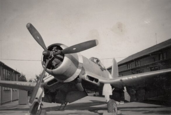 Vought F4U-1A Corsair "Sally" με αριθμό 894 βαμμένο σε Sea Blue FS25042, επιχειρησιακό στην Peleliu το 1944.