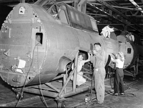 Curtiss XSB2C-1 Helldiver prototype during first flight in 1940 Curtiss Helldiver, XSB2C-1 Prototype accident XSB2C-1 prototype crashed due to loss of control during test flight