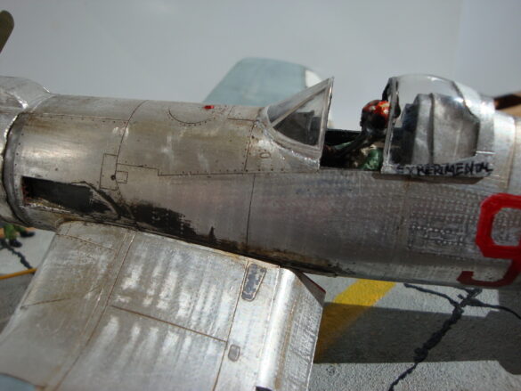 FG-1D Corsair #94-“Big Hummer” at Reno 1971 / Pilot ~ Bob Mitchem. FG-1D Corsair “Big Hammer” – 1/48 model with aluminum foil skin, four-blade prop, Hasegawa carrier crew figures, and scratch-built diorama base, depicting a Reno 1971 scene.