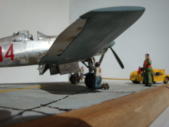 FG-1D Corsair #94-“Big Hummer” at Reno 1971 / Pilot ~ Bob Mitchem. FG-1D Corsair “Big Hammer” – 1/48 model with aluminum foil skin, four-blade prop, Hasegawa carrier crew figures, and scratch-built diorama base, depicting a Reno 1971 scene.