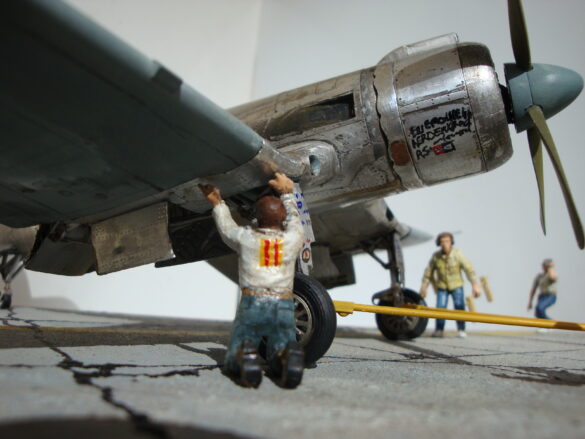 FG-1D Corsair #94-“Big Hummer” at Reno 1971 / Pilot ~ Bob Mitchem. FG-1D Corsair “Big Hammer” – 1/48 model with aluminum foil skin, four-blade prop, Hasegawa carrier crew figures, and scratch-built diorama base, depicting a Reno 1971 scene.