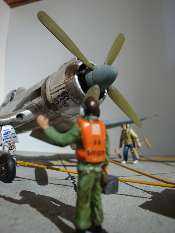 FG-1D Corsair #94-“Big Hummer” at Reno 1971 / Pilot ~ Bob Mitchem. FG-1D Corsair “Big Hammer” – 1/48 model with aluminum foil skin, four-blade prop, Hasegawa carrier crew figures, and scratch-built diorama base, depicting a Reno 1971 scene.