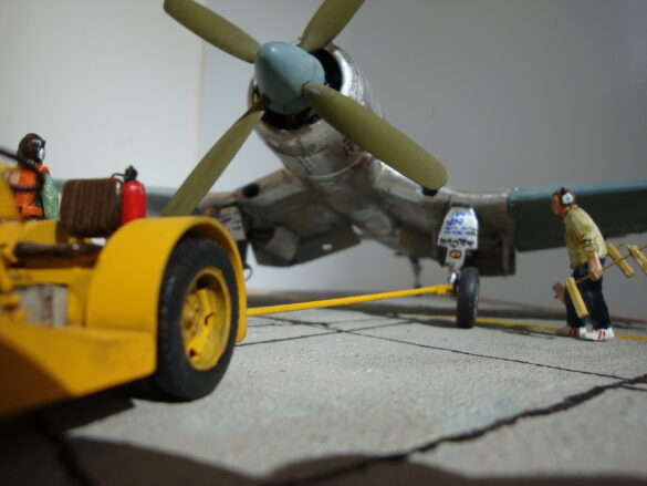 FG-1D Corsair #94-“Big Hummer” at Reno 1971 / Pilot ~ Bob Mitchem. FG-1D Corsair “Big Hammer” – 1/48 model with aluminum foil skin, four-blade prop, Hasegawa carrier crew figures, and scratch-built diorama base, depicting a Reno 1971 scene.