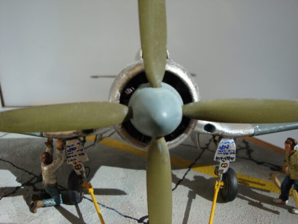FG-1D Corsair #94-“Big Hummer” at Reno 1971 / Pilot ~ Bob Mitchem. FG-1D Corsair “Big Hammer” – 1/48 model with aluminum foil skin, four-blade prop, Hasegawa carrier crew figures, and scratch-built diorama base, depicting a Reno 1971 scene.