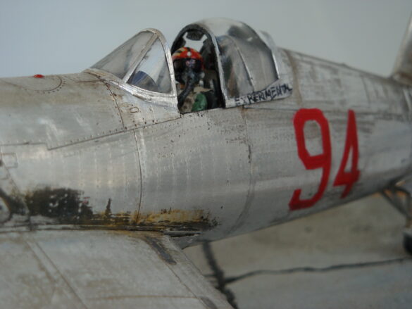 FG-1D Corsair #94-“Big Hummer” at Reno 1971 / Pilot ~ Bob Mitchem. FG-1D Corsair “Big Hammer” – 1/48 model with aluminum foil skin, four-blade prop, Hasegawa carrier crew figures, and scratch-built diorama base, depicting a Reno 1971 scene.