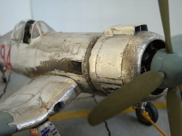 Despoina 355 FG-1D Corsair “Big Hammer” – 1/48 model with aluminum foil skin, four-blade prop, Hasegawa carrier crew figures, and scratch-built diorama base, depicting a Reno 1971 scene.