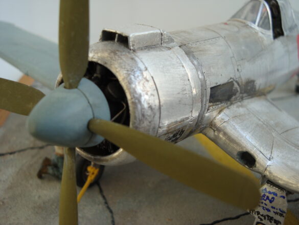 Despoina 358 FG-1D Corsair “Big Hammer” – 1/48 model with aluminum foil skin, four-blade prop, Hasegawa carrier crew figures, and scratch-built diorama base, depicting a Reno 1971 scene.