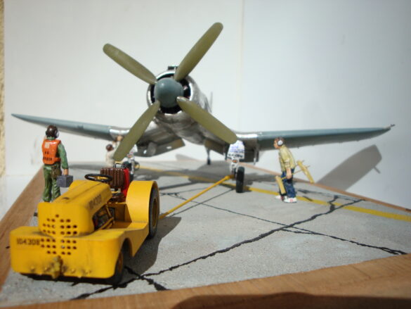 FG-1D Corsair #94-“Big Hummer” at Reno 1971 / Pilot ~ Bob Mitchem. FG-1D Corsair “Big Hammer” – 1/48 model with aluminum foil skin, four-blade prop, Hasegawa carrier crew figures, and scratch-built diorama base, depicting a Reno 1971 scene.