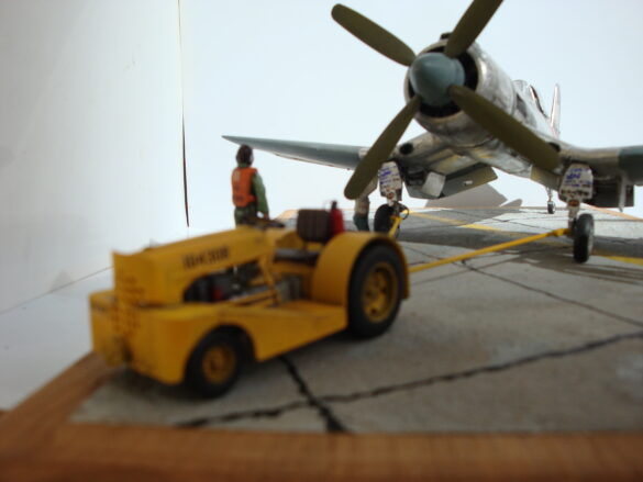 FG-1D Corsair #94-“Big Hummer” at Reno 1971 / Pilot ~ Bob Mitchem. FG-1D Corsair “Big Hammer” – 1/48 model with aluminum foil skin, four-blade prop, Hasegawa carrier crew figures, and scratch-built diorama base, depicting a Reno 1971 scene.