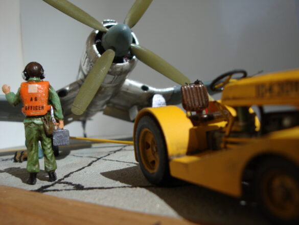 FG-1D Corsair #94-“Big Hummer” at Reno 1971 / Pilot ~ Bob Mitchem. FG-1D Corsair “Big Hammer” – 1/48 model with aluminum foil skin, four-blade prop, Hasegawa carrier crew figures, and scratch-built diorama base, depicting a Reno 1971 scene.