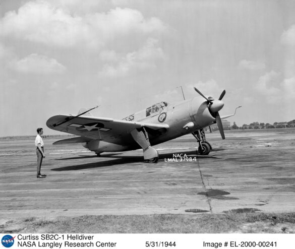 Curtiss XSB2C-1 Helldiver prototype during first flight in 1940 Curtiss Helldiver, XSB2C-1 Prototype accident XSB2C-1 prototype crashed due to loss of control during test flight