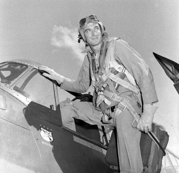 F6F Hellcat – Air Group 16 USS Lexington (CV-16) F6F-3 Hellcat Air Group 16 in tricolor variant aboard USS Lexington CV-16 with pilots before the mission
