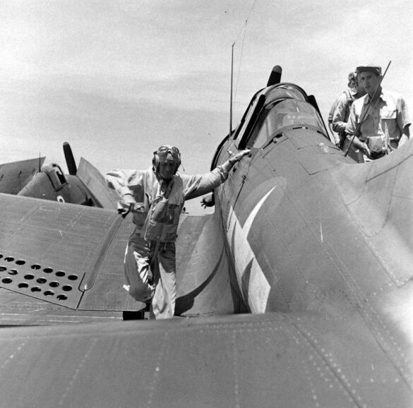 F6F Hellcat – Air Group 16 USS Lexington (CV-16) F6F-3 Hellcat Air Group 16 in tricolor variant aboard USS Lexington CV-16 with pilots before the mission