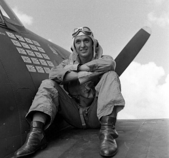 F6F Hellcat – Air Group 16 USS Lexington (CV-16) F6F-3 Hellcat Air Group 16 in tricolor variant aboard USS Lexington CV-16 with pilots before the mission