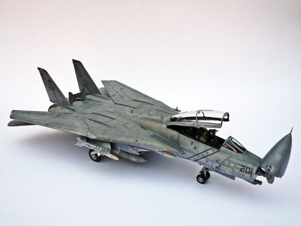 F-14A Tomcat VF-84 Jolly Rogers build 1/48 F-14A Tomcat scale model salt weathering technique applied on wings and fuselage