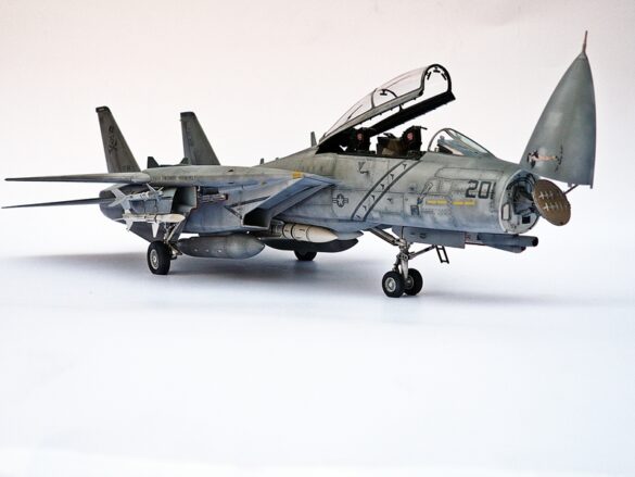 F-14A Tomcat VF-84 Jolly Rogers build 1/48 F-14A Tomcat scale model salt weathering technique applied on wings and fuselage