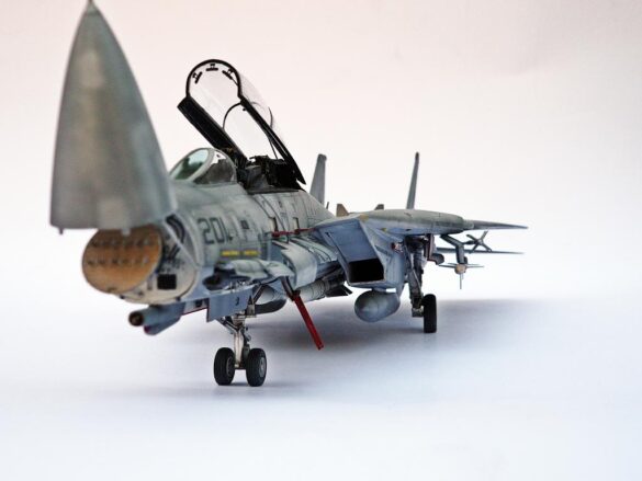F-14A Tomcat VF-84 Jolly Rogers build 1/48 F-14A Tomcat scale model salt weathering technique applied on wings and fuselage