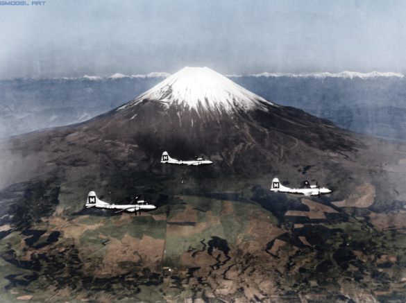 Detailed historical and modeling reference for the Boeing B-29 Superfortress, covering Pacific operations, natural-metal finishes, weapons, markings, and large-scale diorama possibilities.