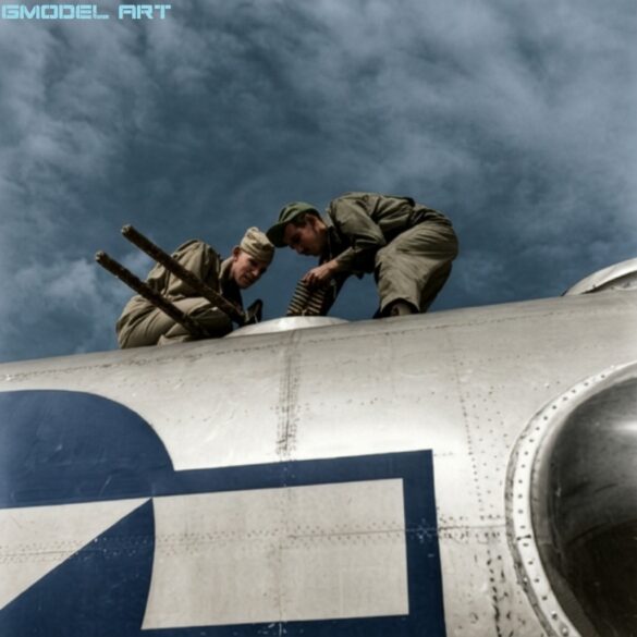 Firefly RESTORE AND CLEAN THIS ORIGINAL WORLD WAR II BLACK AND WHITE PHOTOGRAPH OF A BOEING B 302085