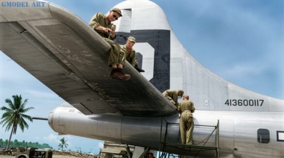 Firefly RESTORE AND CLEAN THIS ORIGINAL WORLD WAR II BLACK AND WHITE PHOTOGRAPH OF A BOEING B 390602