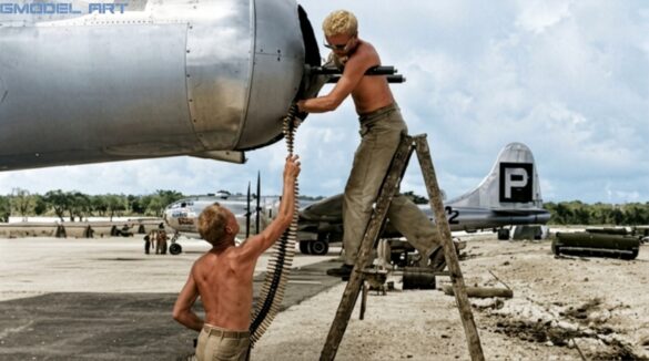 Firefly RESTORE AND CLEAN THIS ORIGINAL WORLD WAR II BLACK AND WHITE PHOTOGRAPH OF A BOEING B 83015